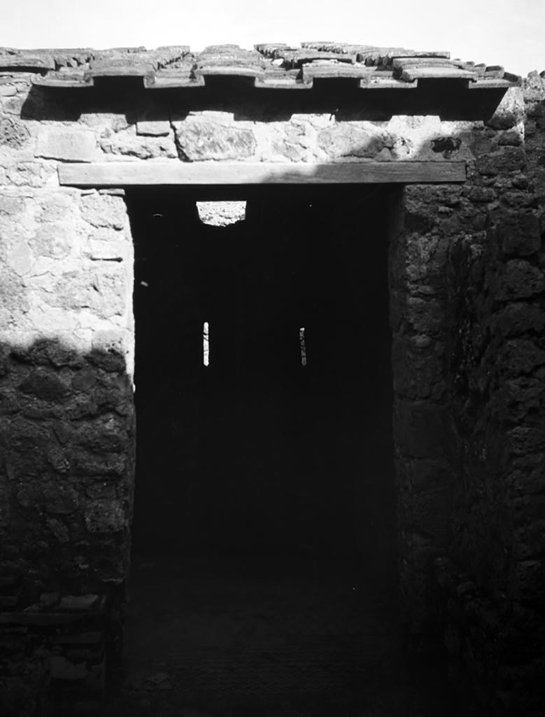 VI.9.6 Pompeii. W.942. Doorway to latrine in room 18.
Photo by Tatiana Warscher. Photo © Deutsches Archäologisches Institut, Abteilung Rom, Arkiv. 
