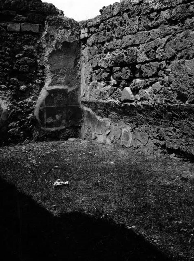 231573 Bestand-D-DAI-ROM-W.0930.jpg
VI.9.6 Pompeii. W.930. Room 20, north-west corner with recess in triclinium.
Photo by Tatiana Warscher. With kind permission of DAI Rome, whose copyright it remains. 
See http://arachne.uni-koeln.de/item/marbilderbestand/231573 
