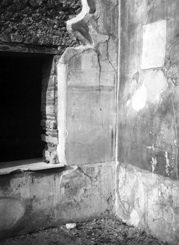 VI.9.6 Pompeii. W.896. Pseudo-peristyle 17, north-west corner with window to room 21.
Photo by Tatiana Warscher. Photo © Deutsches Archäologisches Institut, Abteilung Rom, Arkiv. 
