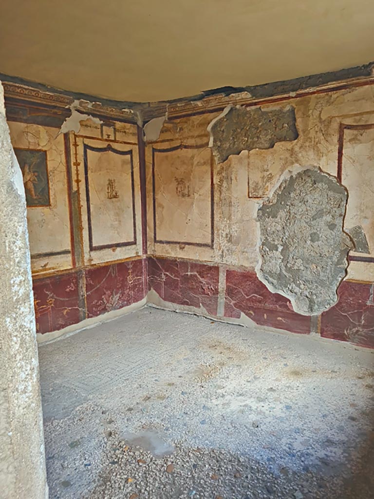 VI.9.6 Pompeii. November 2023. 
Room 21, looking through doorway towards north-west corner. Photo courtesy of Giuseppe Ciaramella.
