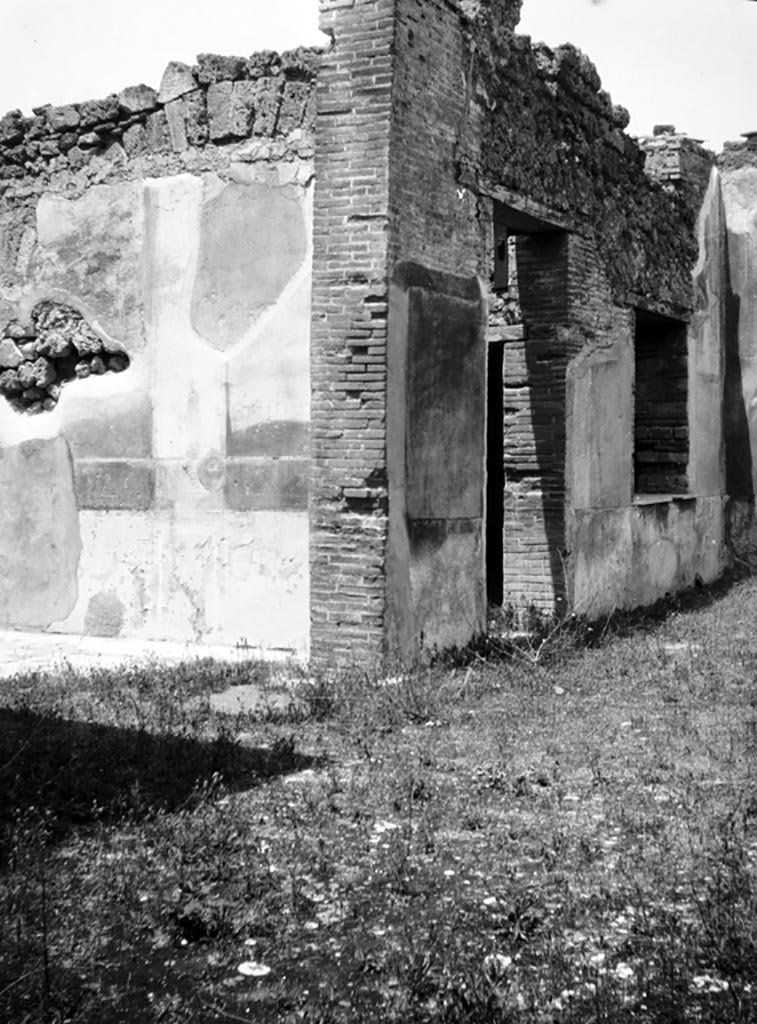 VI.9.6 Pompeii. W.887. Room 9, north wall of tablinum, from pseudo-peristyle.
Photo by Tatiana Warscher. Photo © Deutsches Archäologisches Institut, Abteilung Rom, Arkiv. 
