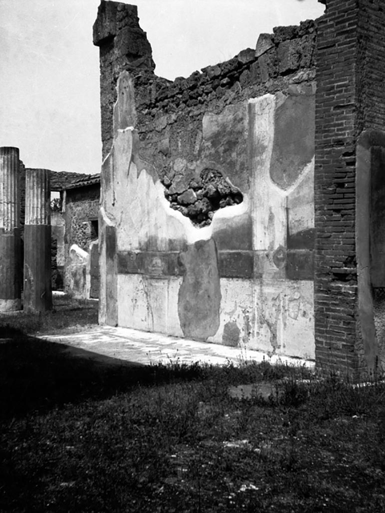 VI.9.6 Pompeii. W.852A. Room 9, looking west along north wall of tablinum.
Photo by Tatiana Warscher. Photo © Deutsches Archäologisches Institut, Abteilung Rom, Arkiv. 
