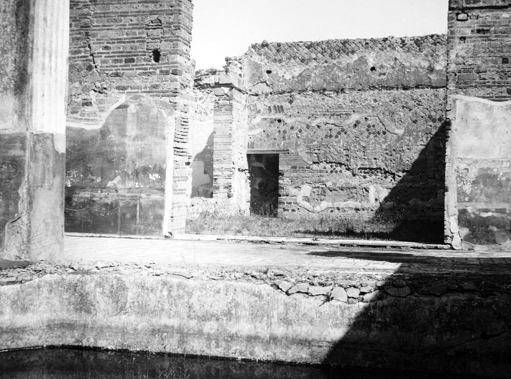 VI.9.6 Pompeii. W. 951. Room 22, looking north-east from edge of pool in peristyle. 
Photo by Tatiana Warscher. Photo © Deutsches Archäologisches Institut, Abteilung Rom, Arkiv. 
