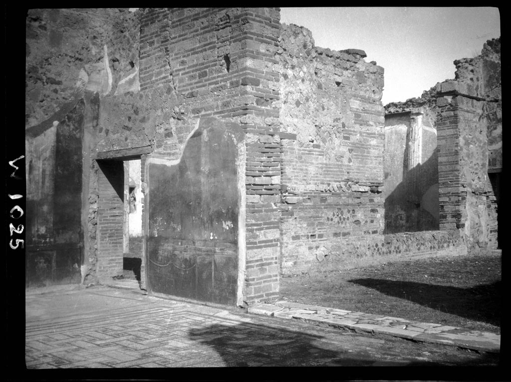 VI.9.6 Pompeii. W.1025. 
North-east corner of peristyle, with small doorway to pseudo-peristyle and large doorway to room 22, the large exedra with window.
Photo by Tatiana Warscher. Photo © Deutsches Archäologisches Institut, Abteilung Rom, Arkiv. 
