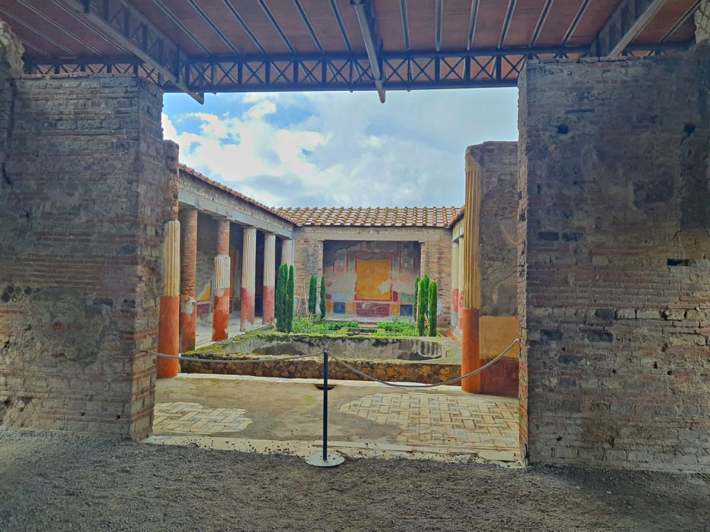 VI.9.6 Pompeii. November 2023. Room 22, looking west towards large doorway to peristyle. Photo courtesy of Giuseppe Ciaramella.