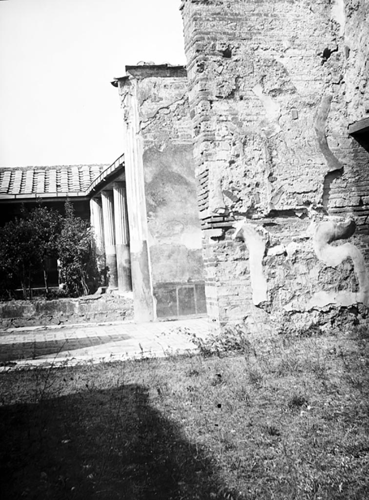 VI.9.6 Pompeii. W. 976. Room 22, west wall with open entrance doorway to peristyle.
Photo by Tatiana Warscher. Photo © Deutsches Archäologisches Institut, Abteilung Rom, Arkiv. 
