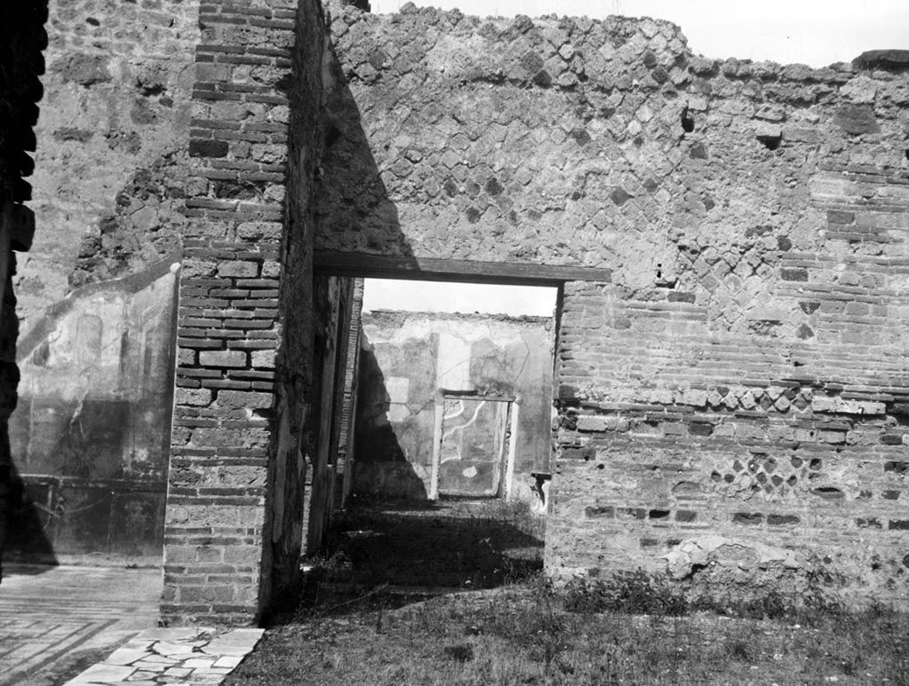 VI.9.6 Pompeii. W. 968. Room 22, north-west corner.
On the left, the doorway to peristyle, and the doorway in north wall (in centre) looking across pseudo-peristyle.
Photo by Tatiana Warscher. Photo © Deutsches Archäologisches Institut, Abteilung Rom, Arkiv. 
