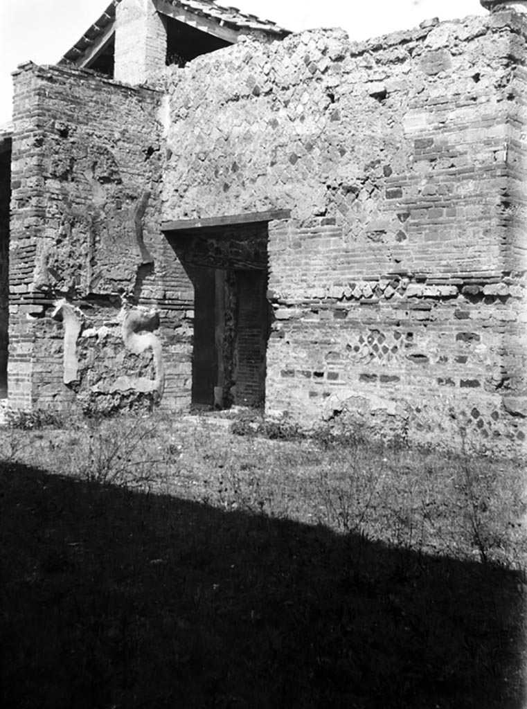 VI.9.6 Pompeii. W. 969. Room 22, north-west corner.
Photo by Tatiana Warscher. Photo © Deutsches Archäologisches Institut, Abteilung Rom, Arkiv. 
