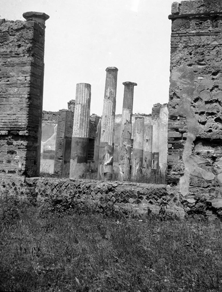 VI.9.6 Pompeii. W.913. Room 22, north wall with window looking towards west portico of pseudo-peristyle.
Photo by Tatiana Warscher. Photo © Deutsches Archäologisches Institut, Abteilung Rom, Arkiv. 
