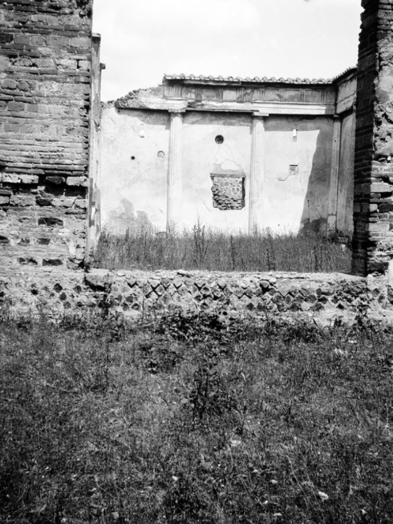 VI.9.6 Pompeii. W. 900. Room 22, north wall, with large window looking towards north wall of pseudo-peristyle.
Photo by Tatiana Warscher. Photo © Deutsches Archäologisches Institut, Abteilung Rom, Arkiv. 
