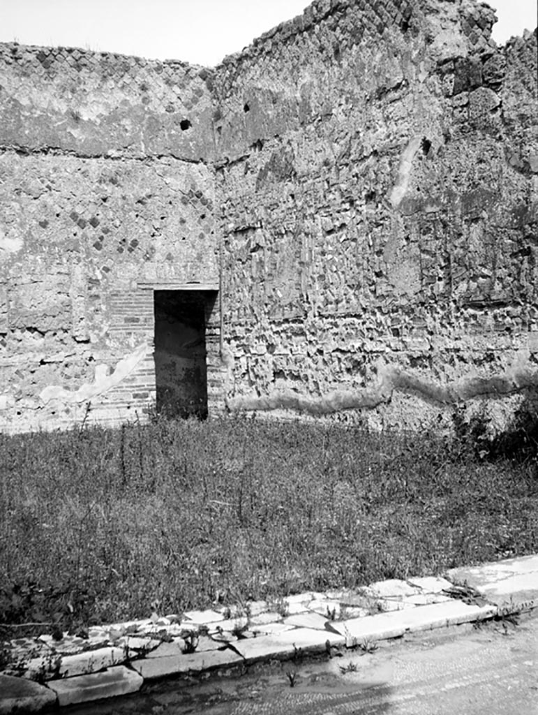VI.9.6 Pompeii. W. 958. Room 22, looking towards the south-east corner.
Photo by Tatiana Warscher. Photo © Deutsches Archäologisches Institut, Abteilung Rom, Arkiv. 
