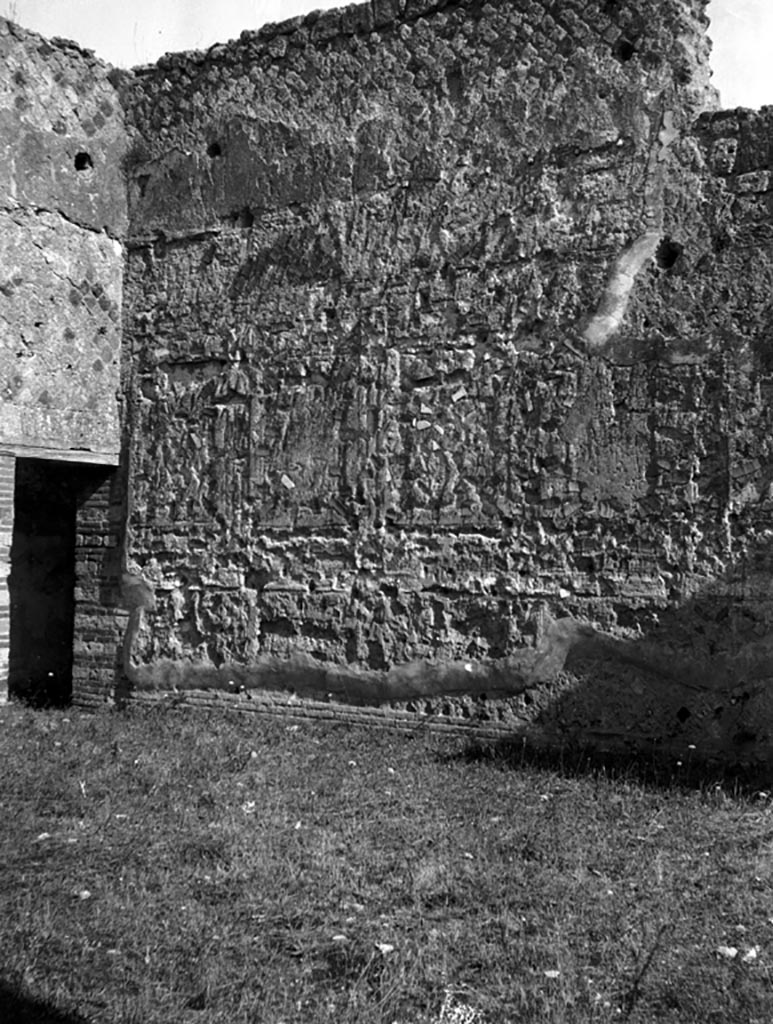 VI.9.6 Pompeii. W. 957. Room 22, doorway to corridor 26 in south-east corner and south wall.
Photo by Tatiana Warscher. Photo © Deutsches Archäologisches Institut, Abteilung Rom, Arkiv. 
