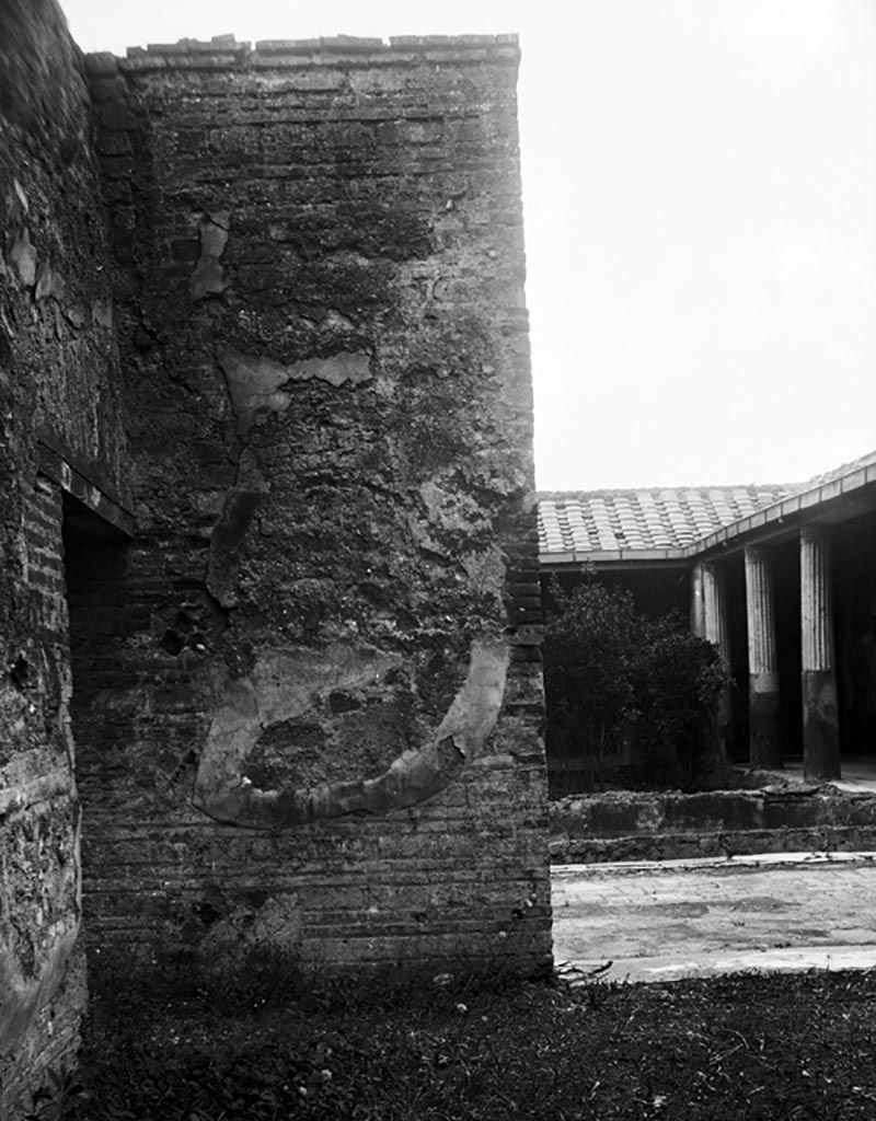 VI.9.6 Pompeii. W. 974. Room 22, south-west corner and doorway to peristyle, on right.
Photo by Tatiana Warscher. Photo © Deutsches Archäologisches Institut, Abteilung Rom, Arkiv. 
