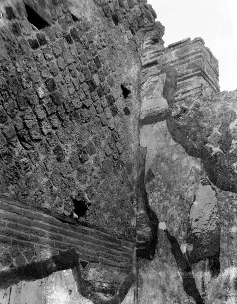 230939 Bestand-D-DAI-ROM-W.0984.jpg
VI.9.6 Pompeii. W. 984. Room 25, upper wall in north-east corner. 
Photo by Tatiana Warscher. With kind permission of DAI Rome, whose copyright it remains. 
See http://arachne.uni-koeln.de/item/marbilderbestand/230939 
