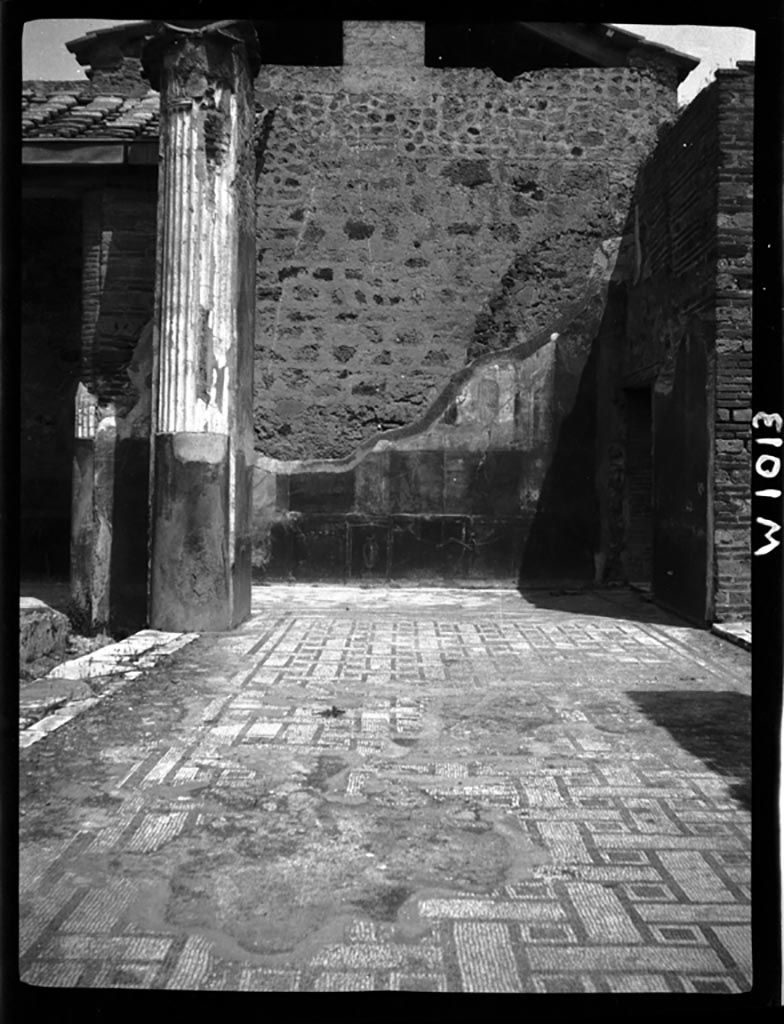 VI.9.6 Pompeii. W.1013. Room 6, looking north along east portico to north-east corner of peristyle.
Photo by Tatiana Warscher. Photo © Deutsches Archäologisches Institut, Abteilung Rom, Arkiv. 
