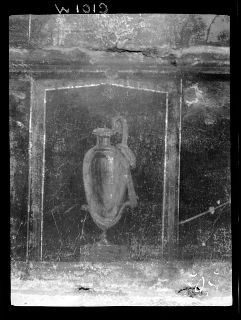 VI.9.6 Pompeii. W.1019. Room 6, detail from dado at east end of north portico of peristyle. 
Photo by Tatiana Warscher. Photo © Deutsches Archäologisches Institut, Abteilung Rom, Arkiv. 
