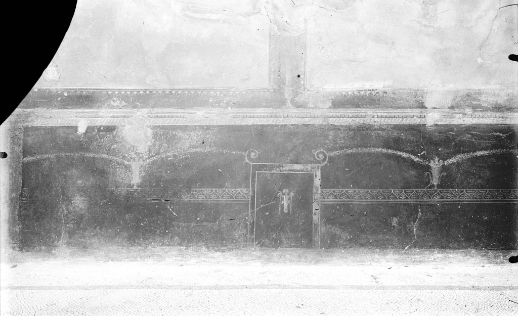 VI.9.6 Pompeii. W.257. Room 6, wall decoration from east end of north portico of peristyle.
Photo by Tatiana Warscher. Photo © Deutsches Archäologisches Institut, Abteilung Rom, Arkiv. 
