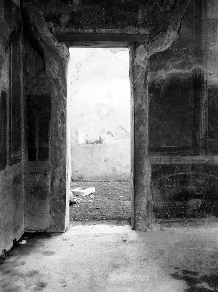 VI.9.6 Pompeii. W.1001. Doorway to room 23, in north-west corner of peristyle, looking north.
Photo by Tatiana Warscher. Photo © Deutsches Archäologisches Institut, Abteilung Rom, Arkiv. 

