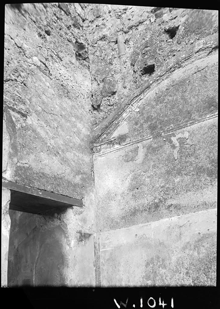 VI.9.6 Pompeii. W.1041. 
Room 23, south-west corner showing the remains of the vaulted ceiling on the west wall.
Photo by Tatiana Warscher. Photo © Deutsches Archäologisches Institut, Abteilung Rom, Arkiv. 
