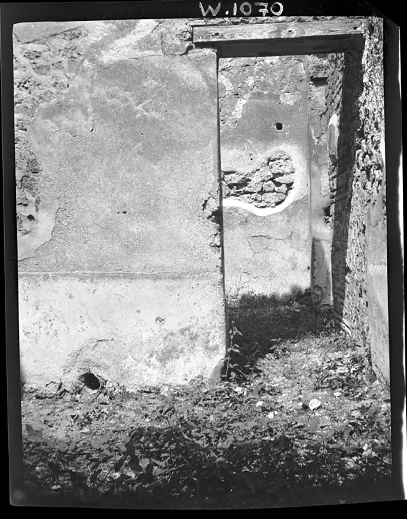 VI.9.7 Pompeii. W.1070. Doorway to room 4, kitchen, in north wall of room 5.
Photo by Tatiana Warscher. Photo © Deutsches Archäologisches Institut, Abteilung Rom, Arkiv. 
