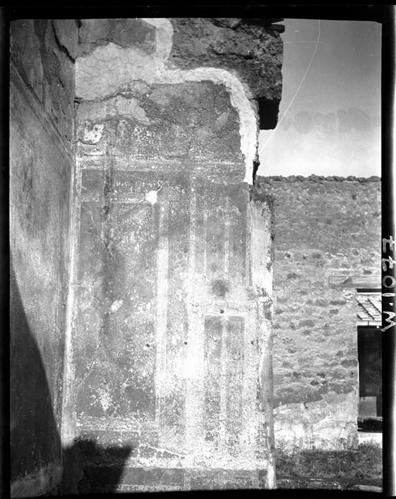 VI.9.7 Pompeii. W1077. Room 7, west side of north wall with remains of painted wall decorations.
Photo by Tatiana Warscher. Photo © Deutsches Archäologisches Institut, Abteilung Rom, Arkiv. 
