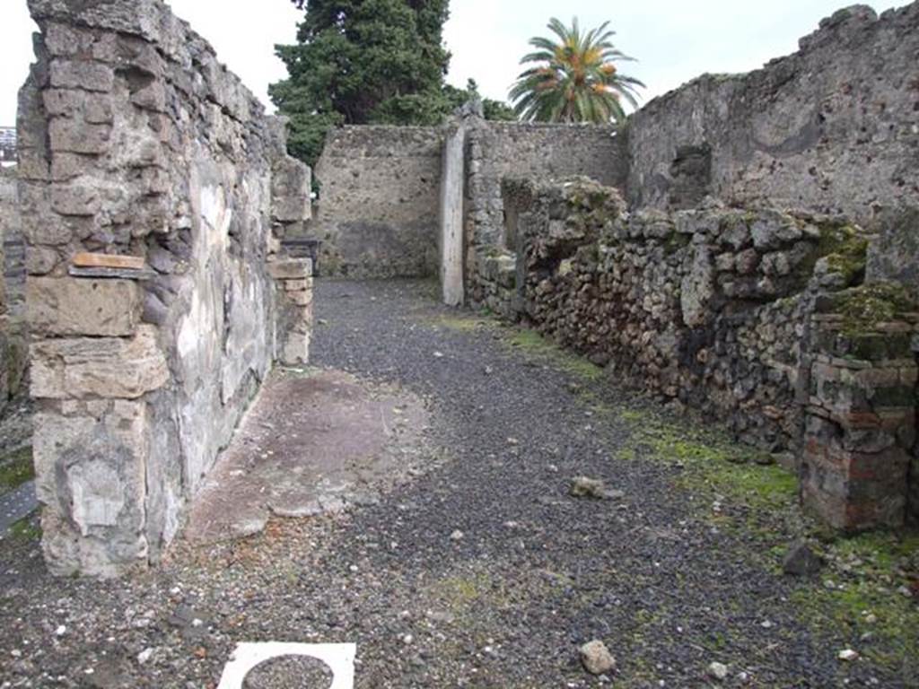 VI.10.2 Pompeii. March 2009. Looking east through tablinum towards garden area, and triclinium at the rear of house.
