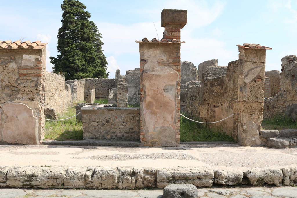 VI.10.4 Pompeii, on right. December 2018. 
Looking east on Via di Mercurio towards entrance doorways, with VI.10.3, on left. Photo courtesy of Aude Durand.
