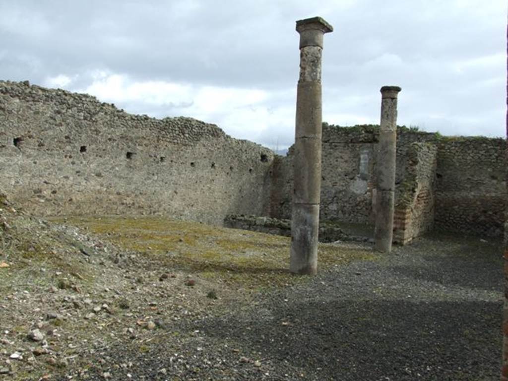 VI.10.6 Pompeii.  March 2009.  Room 15.  Rear garden area.  This had a two sided portico supported by four columns.