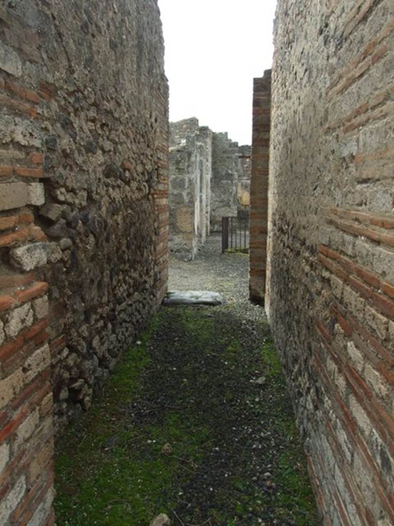 VI.10.6 Pompeii.  March 2009.  Room 12.  Corridor to front of house.
