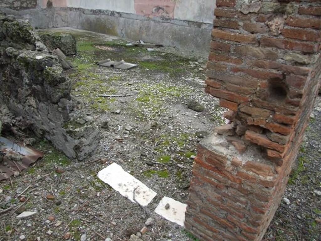 VI.10.11 Pompeii.  March 2009.  Room 15.  Triclinium.  Remains of doorway in east wall joining corridor (room 14).