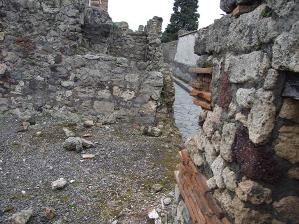 VI.10.14 Pompeii. March 2009. Room 9, east end of triclinium at rear of house.  The original boundary wall along Vicolo del Fauno is now missing.

