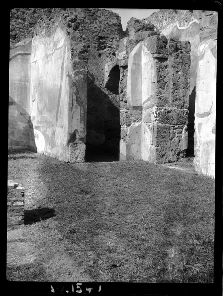 VI.11.9 Pompeii. W.1541. Looking towards north-west corner of atrium 3.
The doorway to room 7, on left, room 8 with recess under stairs, centre, and room 15, corridor, on right.
Photo by Tatiana Warscher. Photo  Deutsches Archologisches Institut, Abteilung Rom, Arkiv. 
