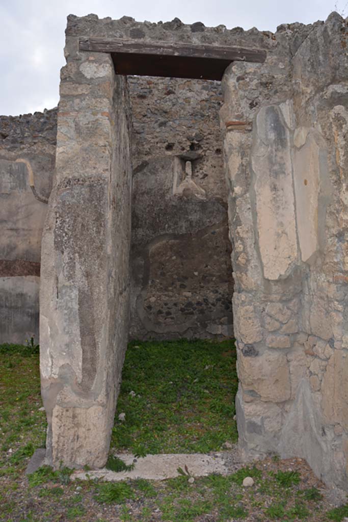 VI.11.9 Pompeii. October 2017. Doorway to room 8, with recess under stairs.
Foto Annette Haug, ERC Grant 681269 DCOR

