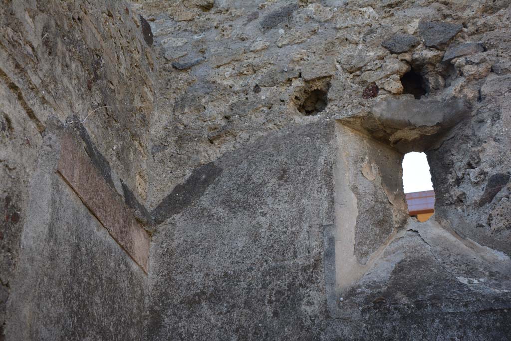 VI.11.9 Pompeii. October 2017. Room 8, detail from upper south-west corner with small window onto Vicolo del Fauno.
Foto Annette Haug, ERC Grant 681269 DCOR



