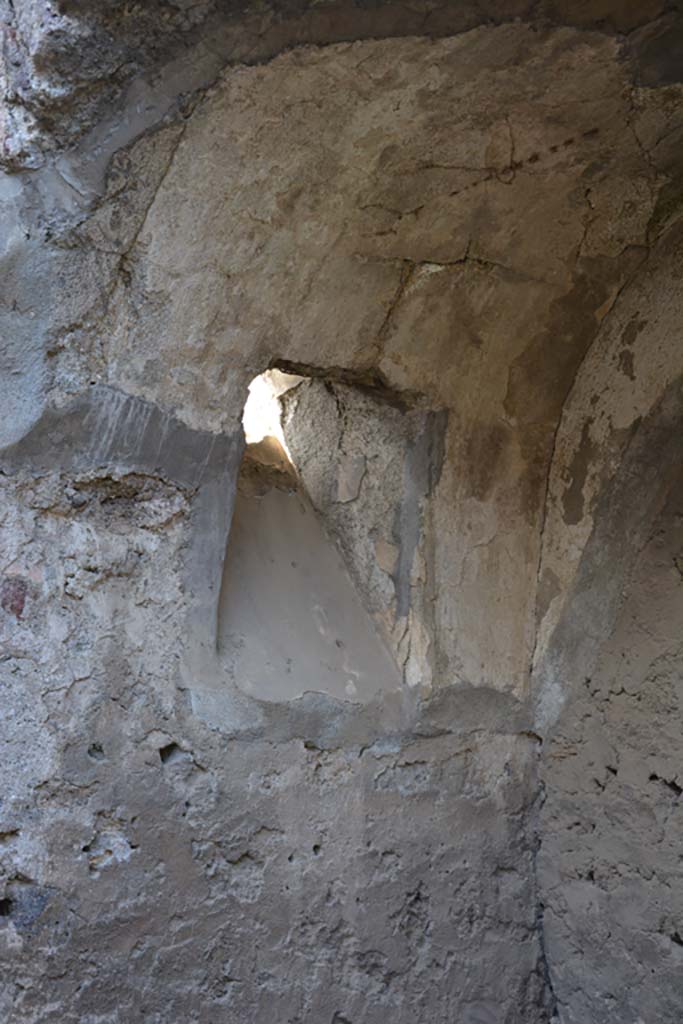 VI.11.9 Pompeii. October 2017. Room 8, window in west wall of larger arched recess.
Foto Annette Haug, ERC Grant 681269 DCOR

