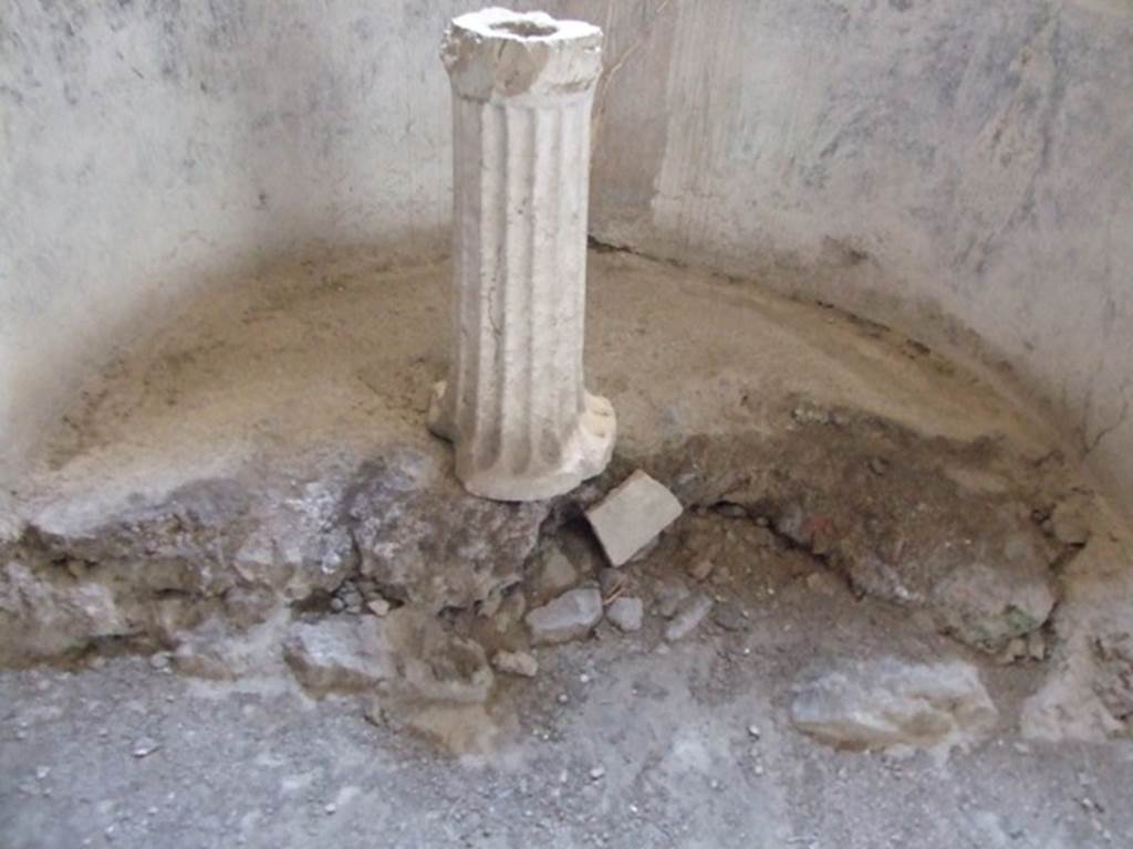 VI.11.9 Pompeii. December 2007. Room 22, basin pedestal in alcove at west end of caldarium.