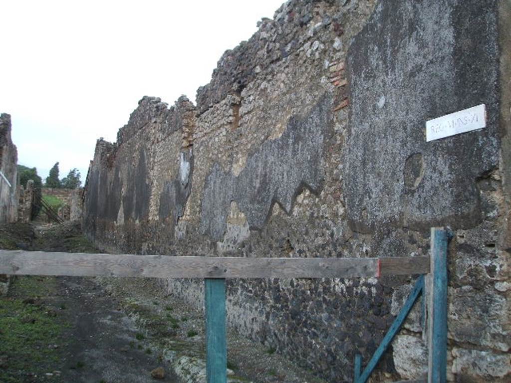 Pompeii. Vicolo del Fauno, looking north along exterior west wall of VI.11.9
