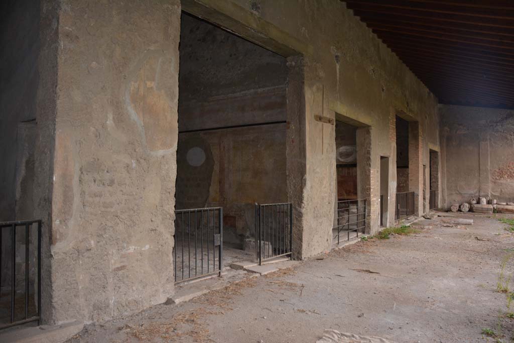 VI.11.10 Pompeii. October 2017. Peristyle 36, doorways to rooms on north portico, from room 39, on left.
Foto Annette Haug, ERC Grant 681269 DÉCOR
