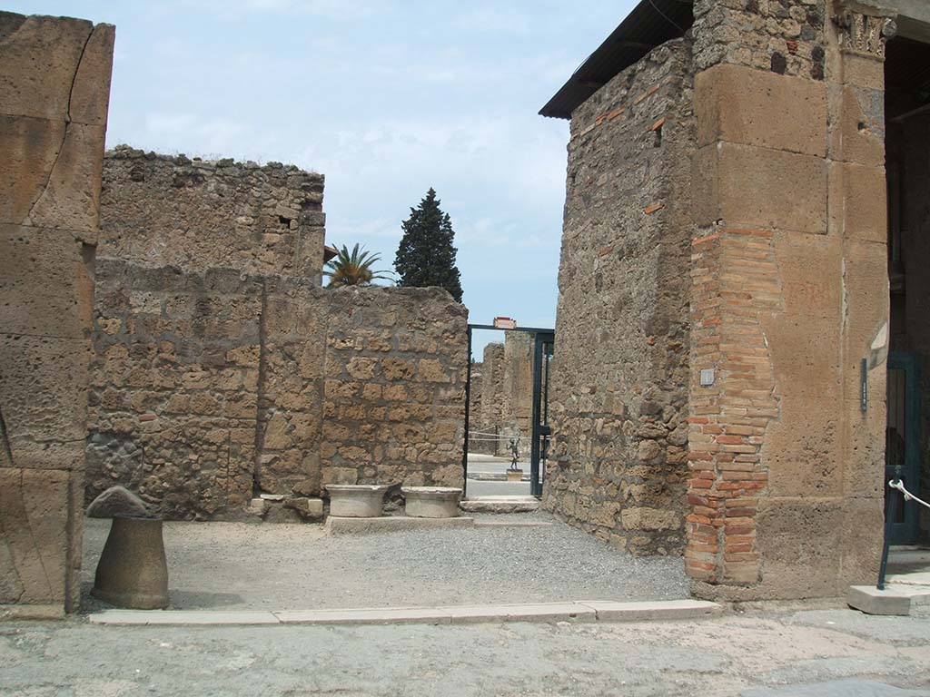 VI.12.1 Pompeii. May 2005. Looking north across shop-room, to doorway linking with atrium of VI.12.2.  