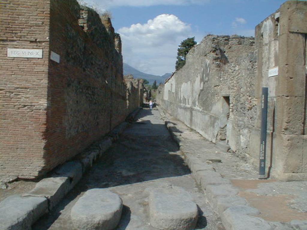 VI.10 Pompeii. September 2004. Vicolo del Fauno, looking north.                     VI.12.1.