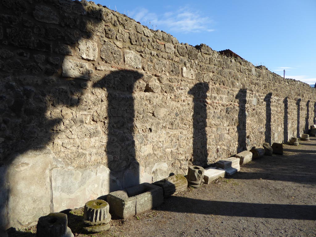 VI.12.2 Pompeii. January 2017. Looking south along east wall of rear peristyle.
Foto Annette Haug, ERC Grant 681269 DÉCOR.

