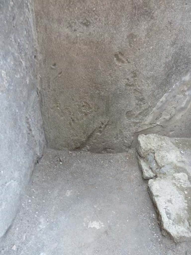 VI.12.2 Pompeii. September 2015. Looking towards north wall with base of steps, on right.