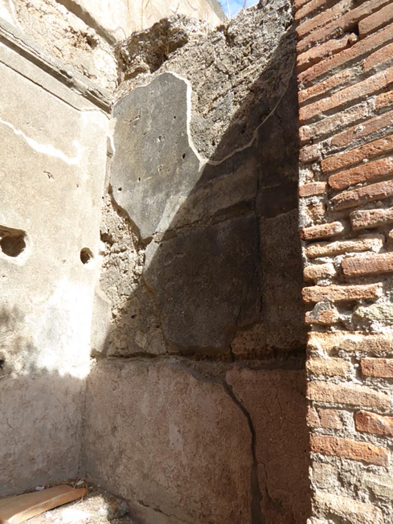 VI.12.2 Pompeii. September 2015. Looking towards east wall in north-east corner.
Foto Annette Haug, ERC Grant 681269 DÉCOR.


