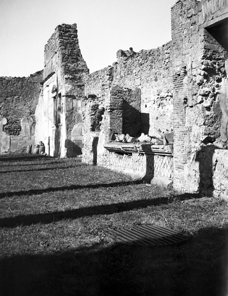 VI.12.2 Pompeii. W.1147. Looking west along north wall of second peristyle.
Photo by Tatiana Warscher. Photo © Deutsches Archäologisches Institut, Abteilung Rom, Arkiv. 
