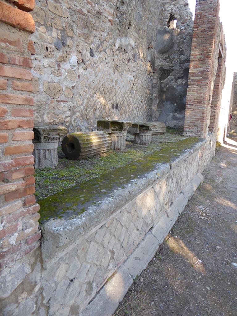 VI.12.2 Pompeii. January 2017. Looking east along north wall of rear peristyle. 
Foto Annette Haug, ERC Grant 681269 DÉCOR.

