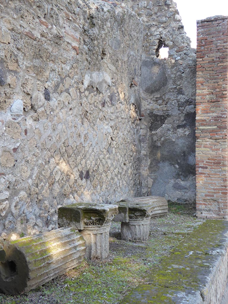 VI.12.2 Pompeii. January 2017. 
Looking east along north wall of rear peristyle, detail of columns and capitals. 
Foto Annette Haug, ERC Grant 681269 DÉCOR.
