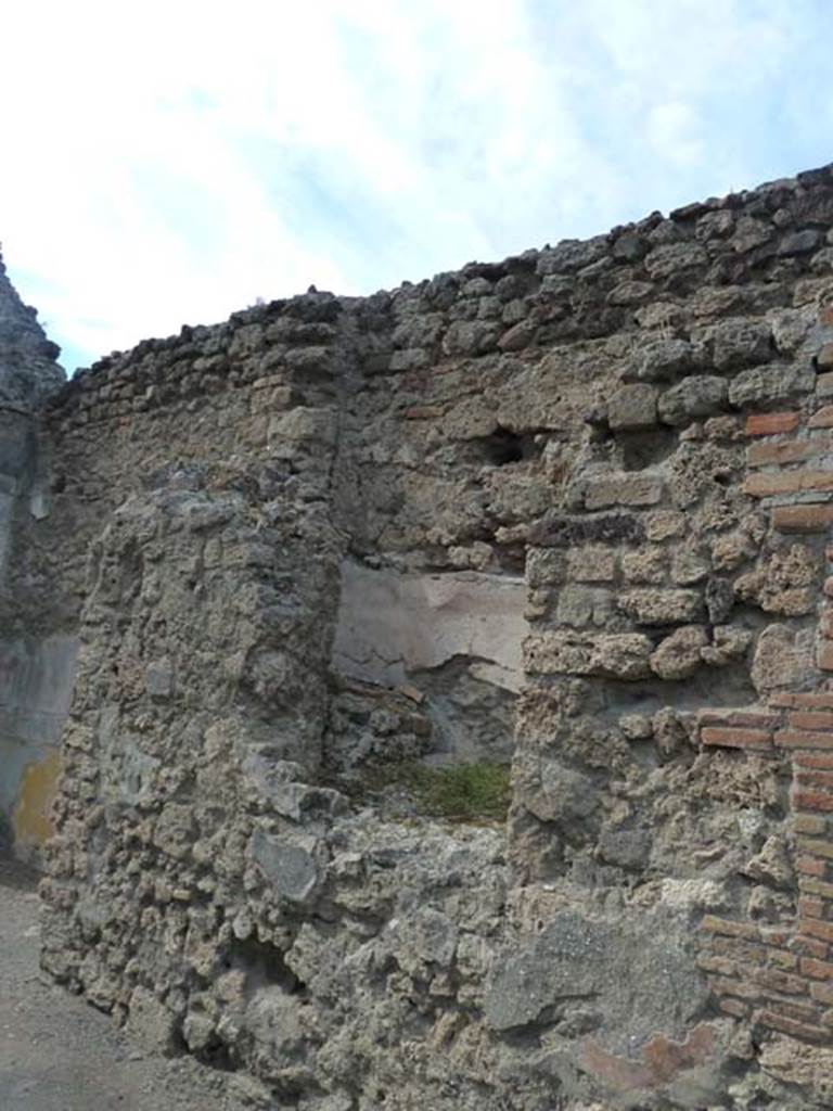 VI.12.2 Pompeii. September 2015. North wall of north portico towards the west side.