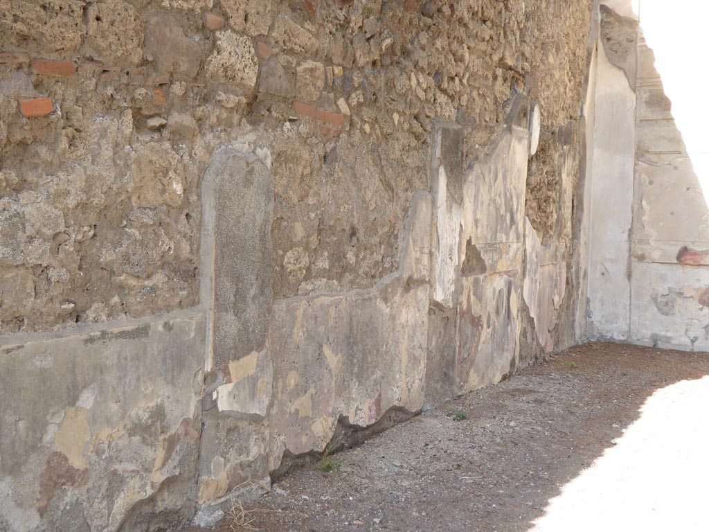 VI.12.2 Pompeii. September 2015. Looking north along west wall in north-west corner of rear peristyle.
Foto Annette Haug, ERC Grant 681269 DÉCOR.

