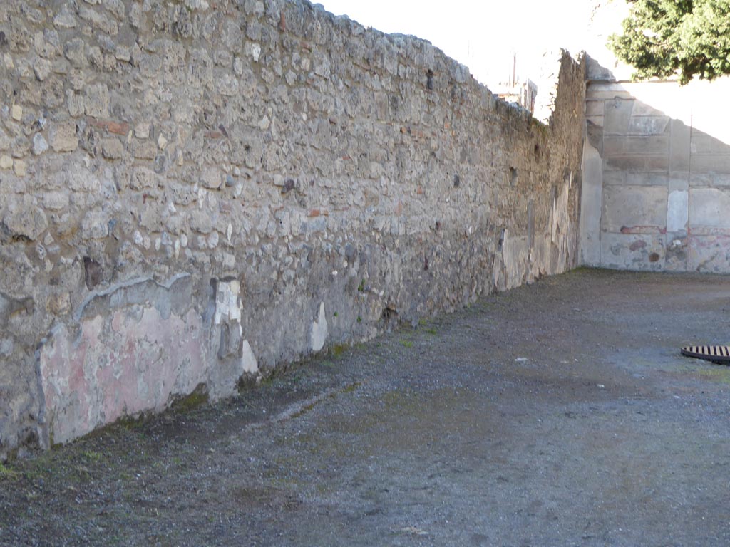 VI.12.2 Pompeii. January 2017. Looking north along west wall of rear peristyle.
Foto Annette Haug, ERC Grant 681269 DÉCOR.
