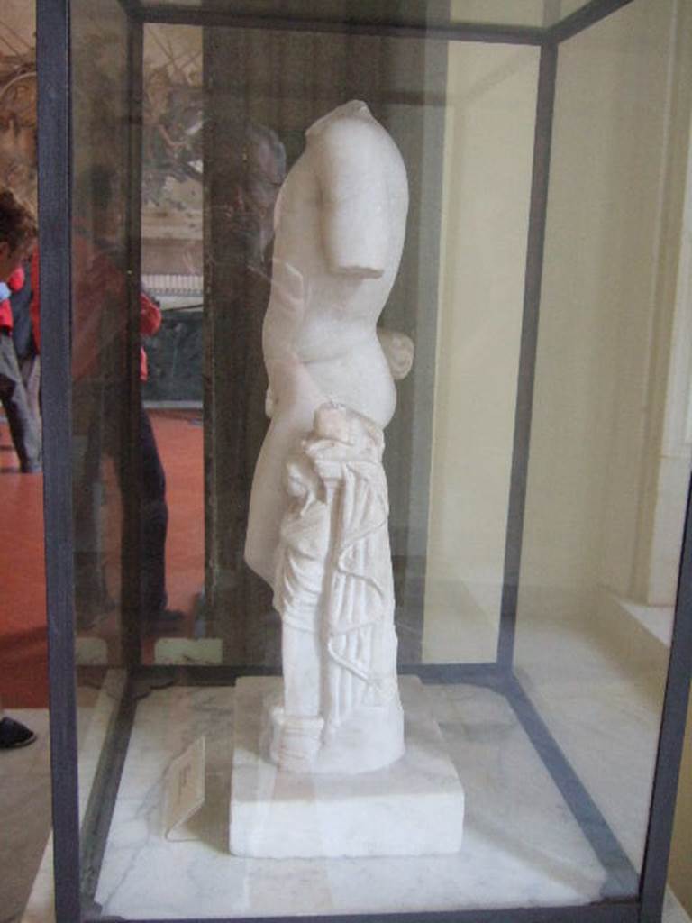 VI.12.2 Pompeii. Marble statue.Now in Naples Archaeological Museum. Inventory number 264923.